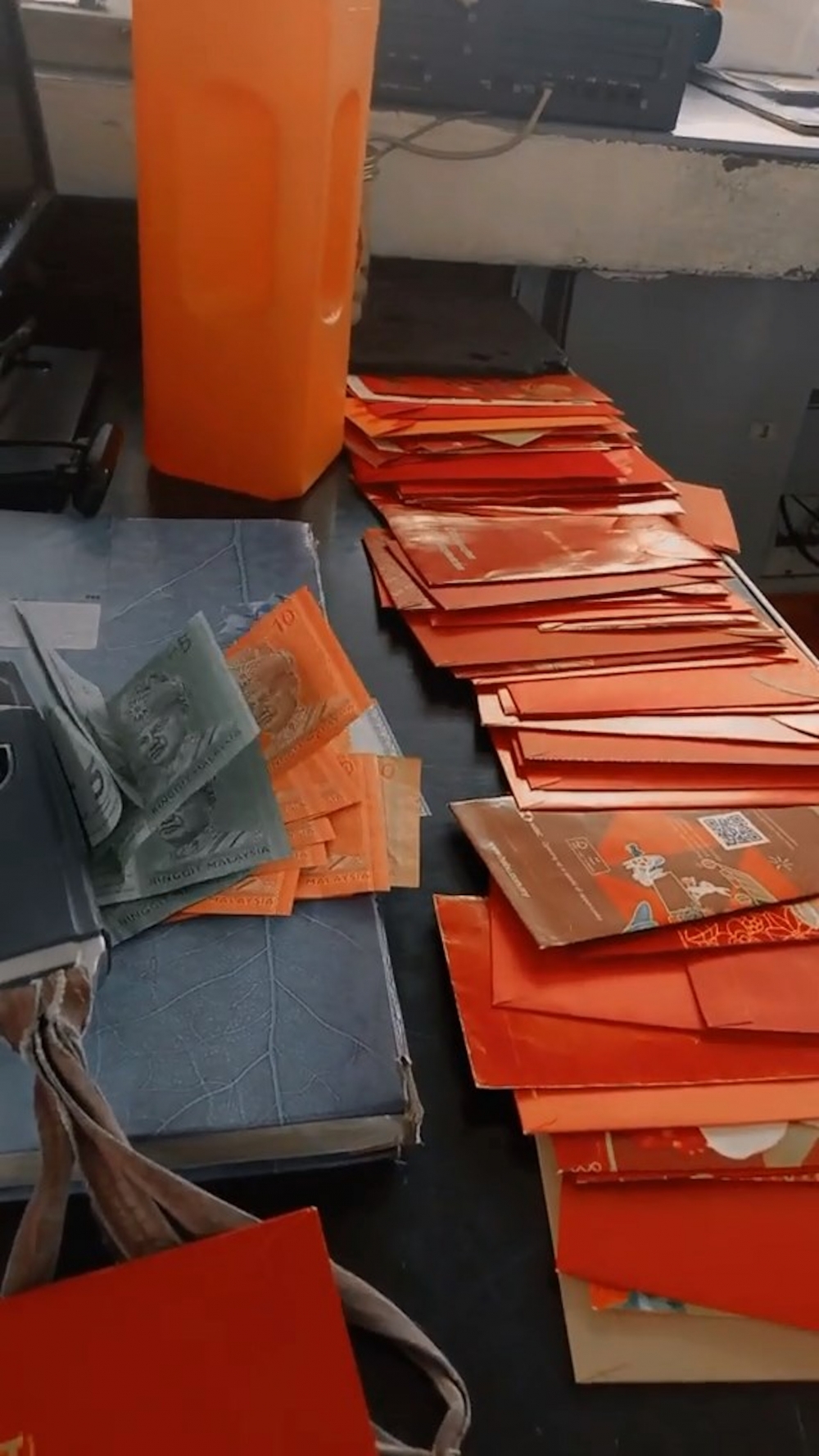 枱面上有幾十封仍然未拆