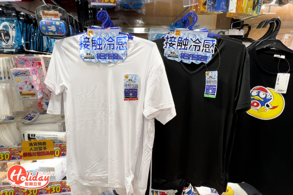 而$20至$30專區，除了入手適合夏天穿的冰涼T-shirt之外，也有手機殼及不同長度叉電線。