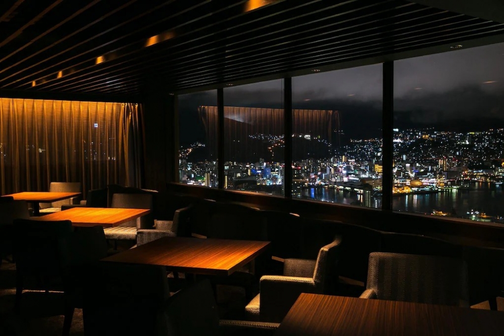 稻佐山觀光酒店嘅觀景台及酒吧都係眺望長崎夜景嘅好地方