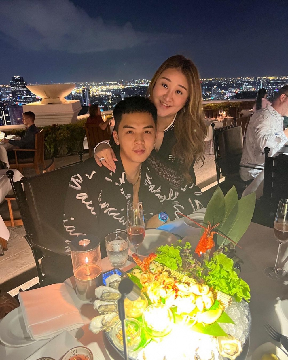 伍富橋遊泰國晒富貴老婆Shirley豪宅！孭Hermès搭廉航，宵夜飲茅台