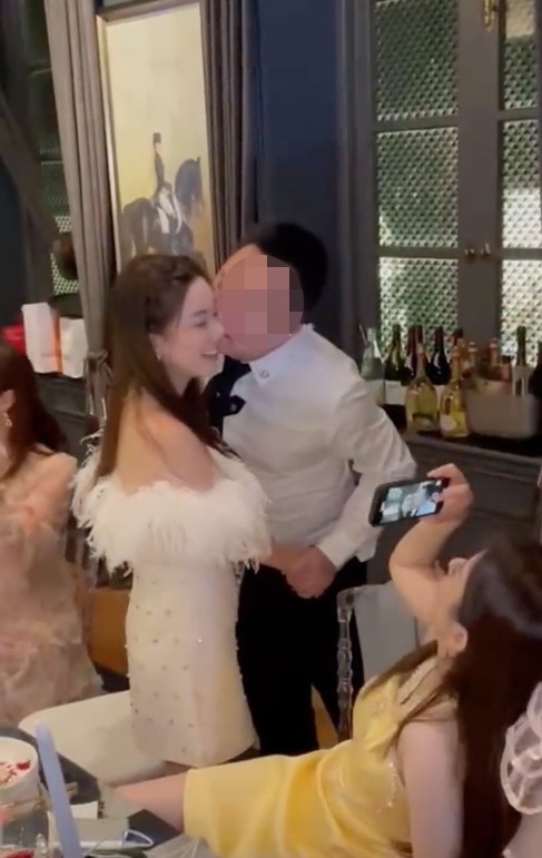 去年蔡天鳳生日會上,Chris多次向愛妻獻吻