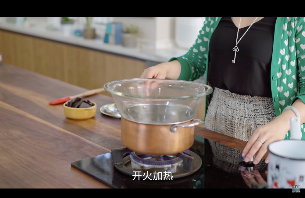 利用蒸氣加熱玻璃碗,以慢慢融化朱古力。