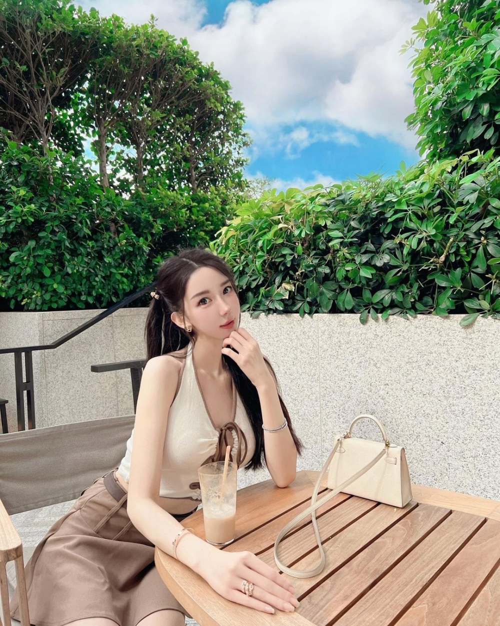 同樣擁有Mini Kelly嘅Cammi，佢嘅白色Mini Kelly可見係無調整孭帶長短嘅扣