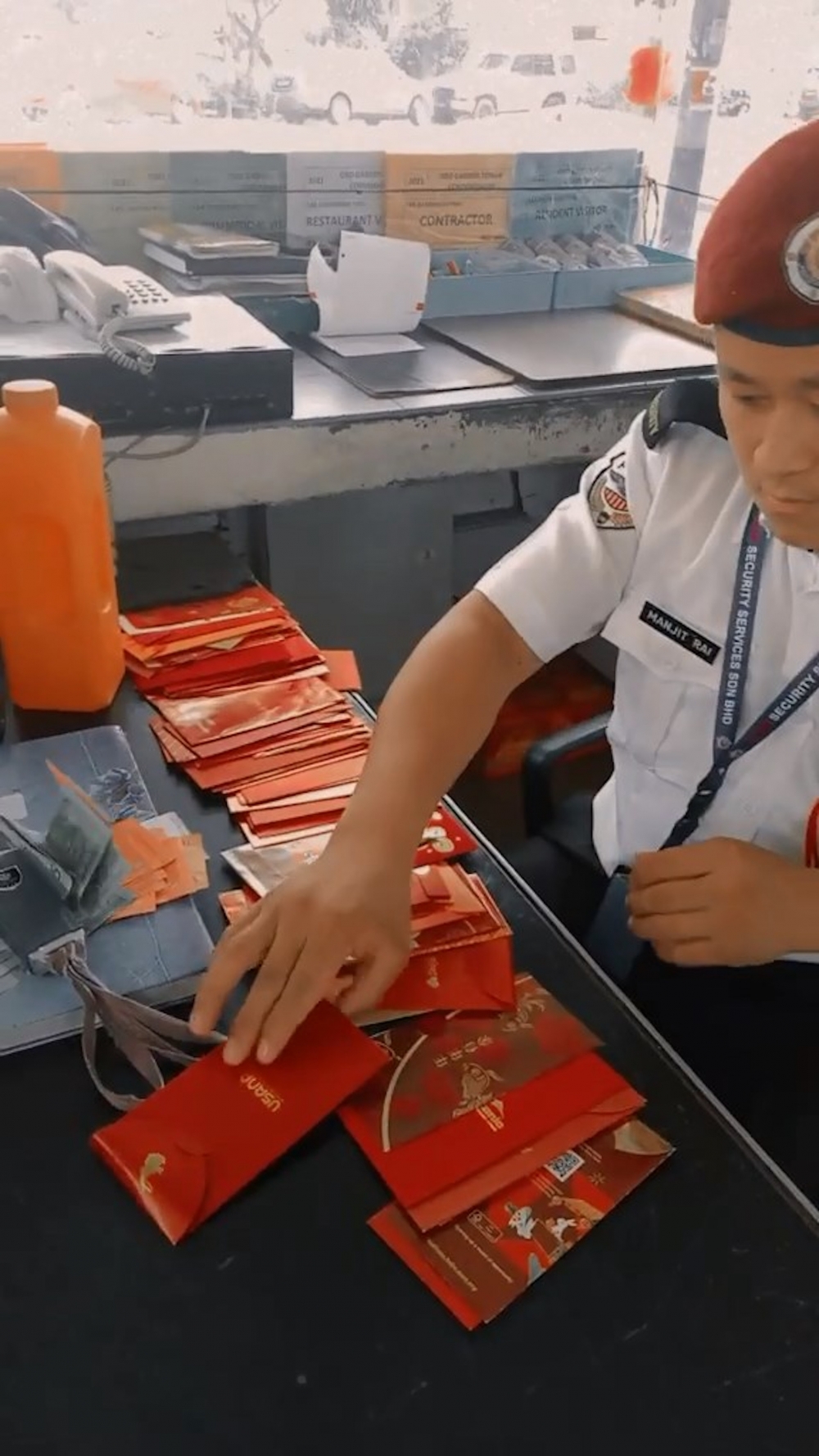 該名保安正在密密拆利市