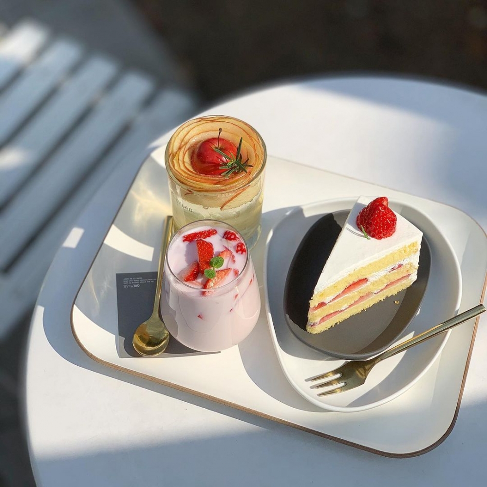 GREYLAB的餐點顏值超高，其中推薦必點招牌千層蘋果飲品！