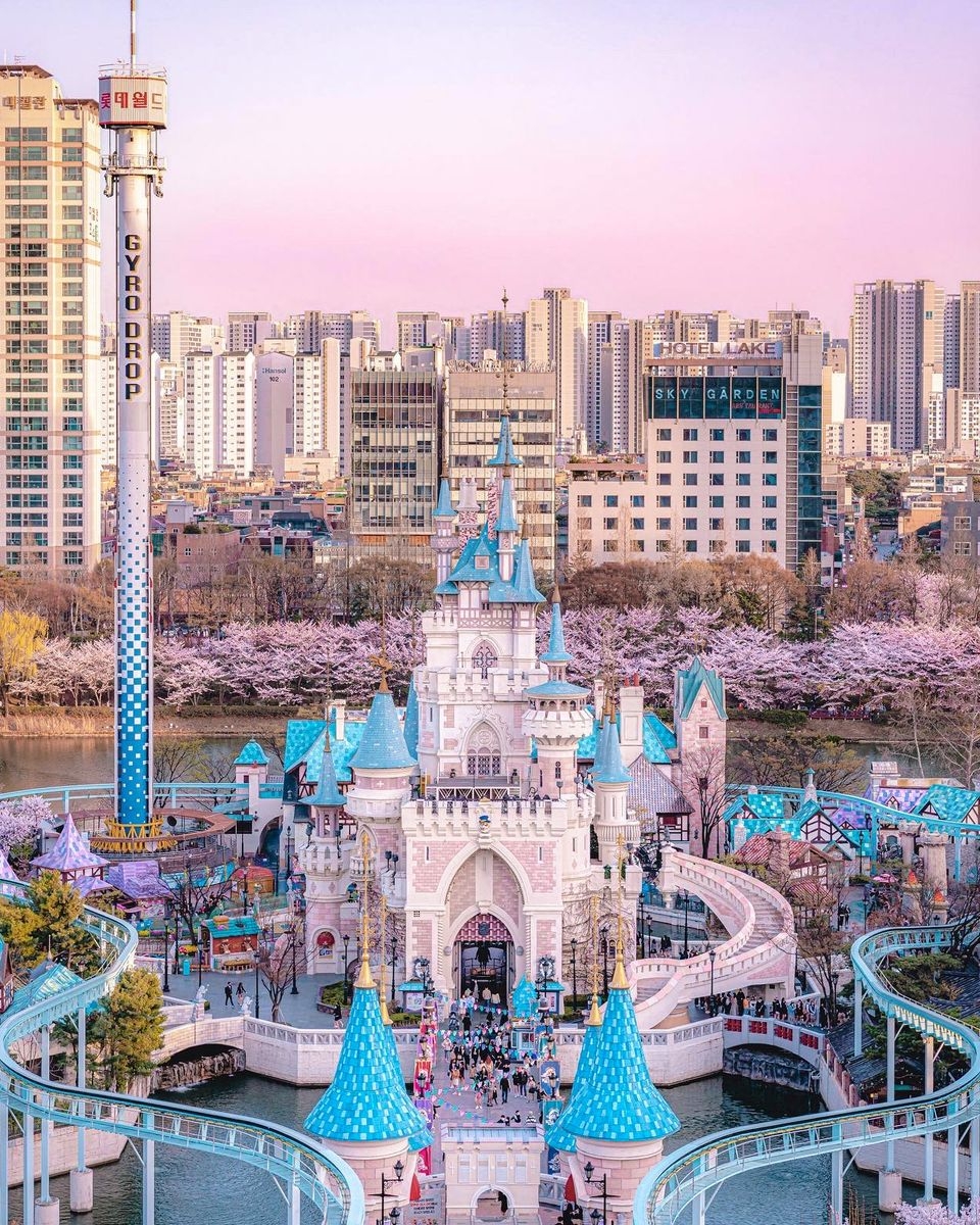 石村湖鄰近樂天世界，一樣可以觀賞到絕美櫻花景緻～