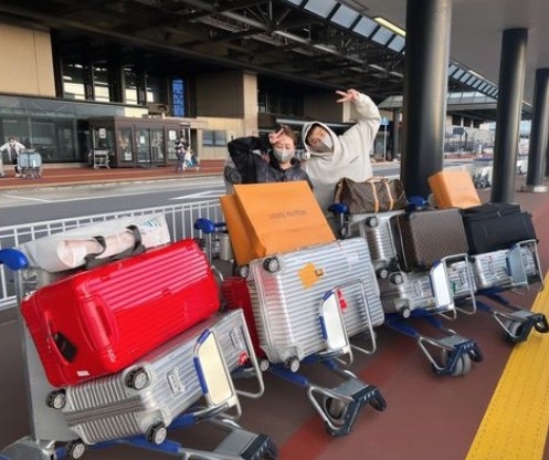 早前佢哋就飛咗去歐洲度蜜月