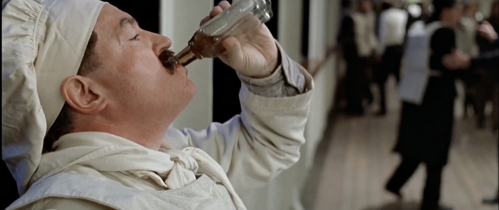 在眾人逃生時一位仍然飲酒的廚師，現實中卻有此人，他最後更成為船難中的知名生還者！