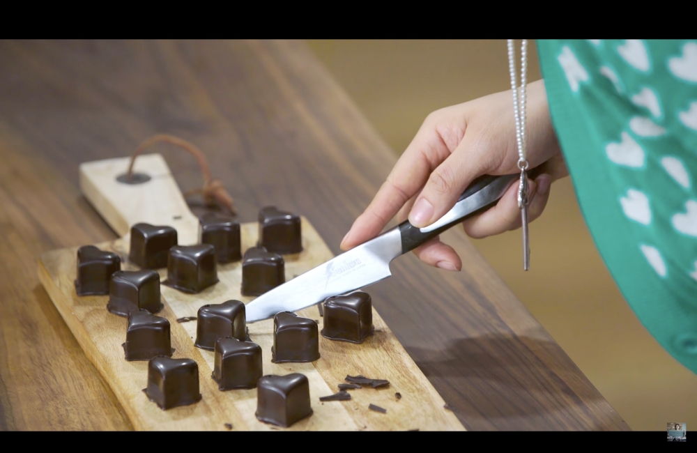 修整朱古力邊緣不整齊的部分～