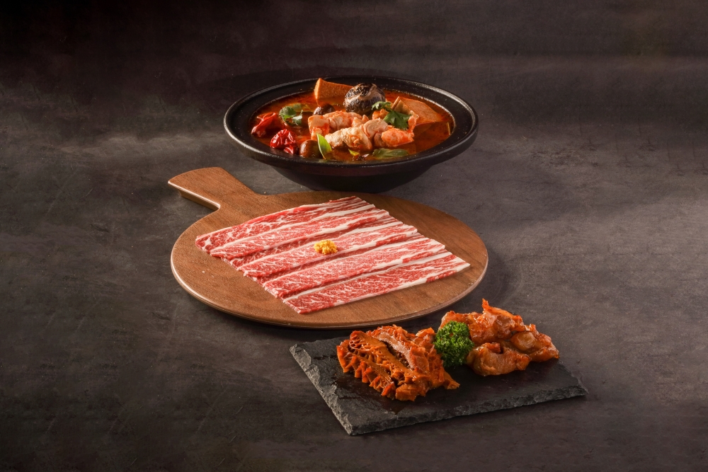 夜市小食方面，當然少不了金黃酥脆的鹽酥雞、炸魷魚，還有滷水牛筋、金錢肚、牛腸、豬大腸等美食。