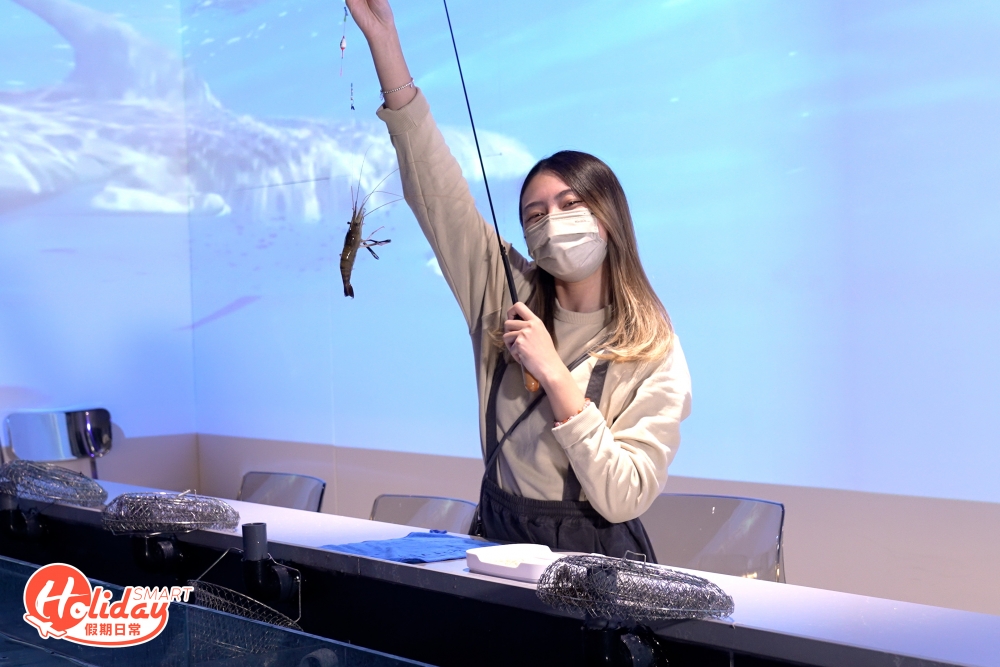 釣蝦步驟非常簡單，先將蝦餌去頭去尾，取中間蝦身的部分，在鈎子鈎上蝦餌時緊記要露出鈎子尖頭部分，浮標剛下水時會漂浮在水面，之後就是等待蝦上釣，在等待的過程其實要相當留心，如果一覺不小心或掛著跟朋友談天，就有機會錯過了蝦上釣的時機。