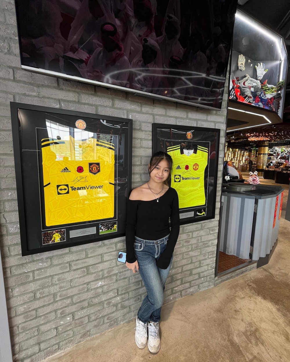 15歲大個女咗不少嘅Celine著上黑色上衣，並露膊大晒成熟美