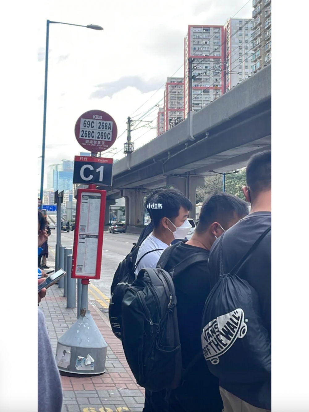 網民表示身體不適期間適到熱心幫助的女士