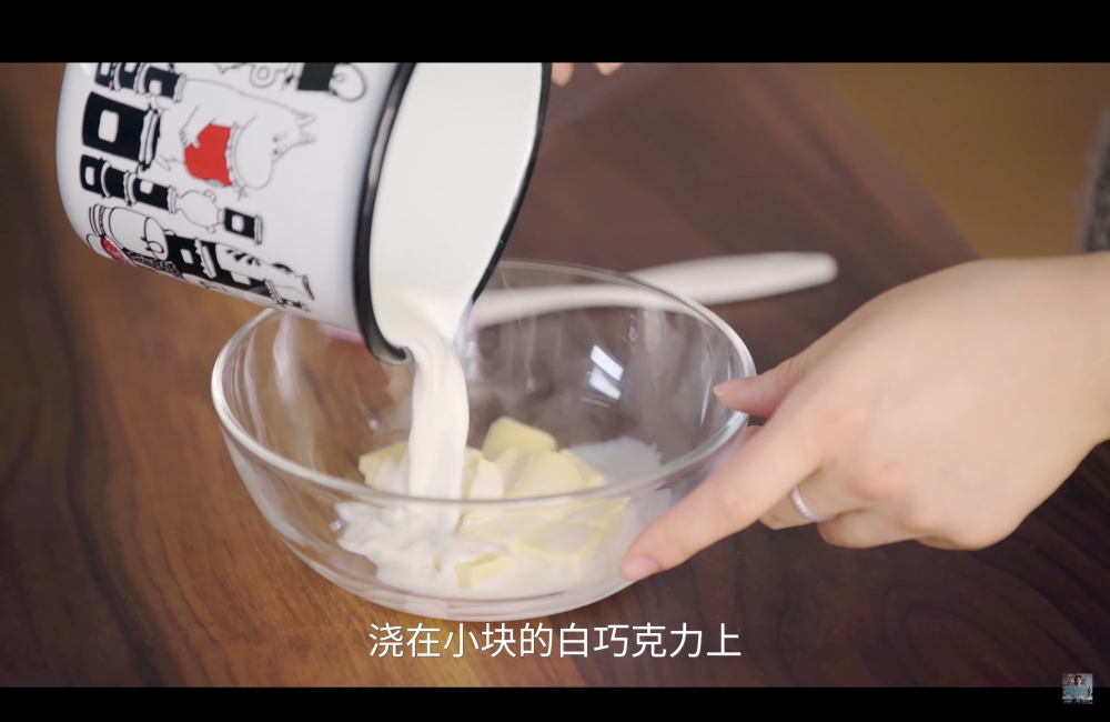 加熱牛奶後，倒入小塊的白朱古力。