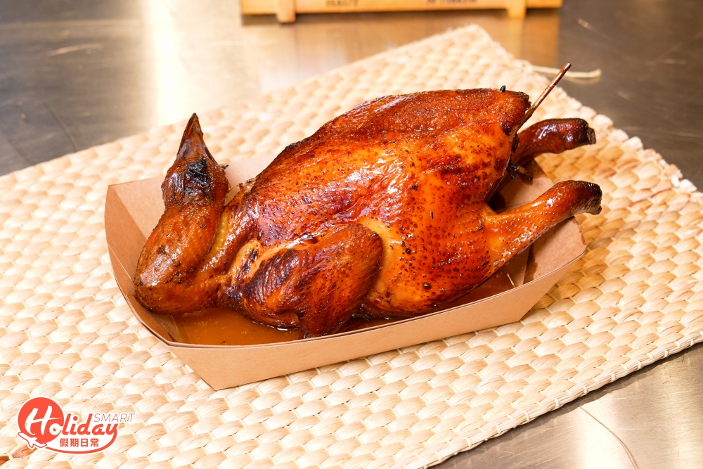 其燒雞選用自家農場養的龍崗雞，每隻雞足2.4公斤，每朝早以自家種植的香草醃雞，再放入風乾機風乾至少24小時，此步驟是雞皮燒出來脆口的小秘訣，之後以不同爐溫的窯燒約45分鐘才出爐。