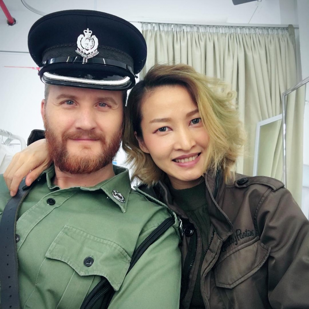 一哥喺經理人兼化妝師前妻嘅介紹下,識咗電影公司華誼兄弟嘅朋友,一度進軍荷李活。