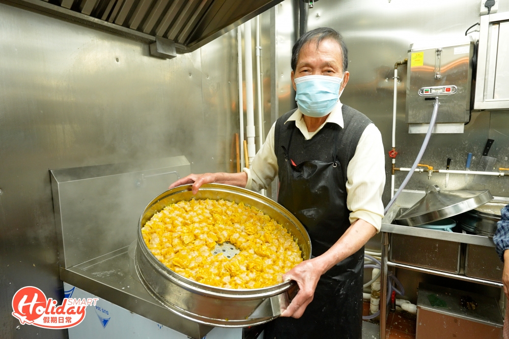 「粉果佬」可謂是手造燒賣界的老前輩,由昔日在大埔人稱「燒賣佬」的參叔於2020年尾開設,即使年屆80歲依然有心有力,每日一大早便開始備餡和包燒賣,參叔在新店開業後會在大埔店和觀塘店兩邊走。