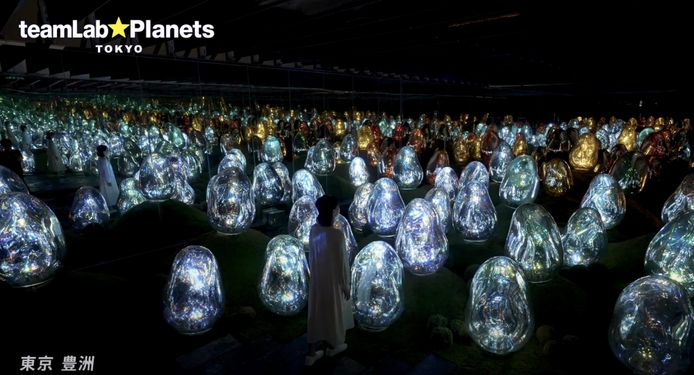 戶外作品「苔蘚庭園中呼應的小宇宙群 ── 固化光色, 日出與日落」