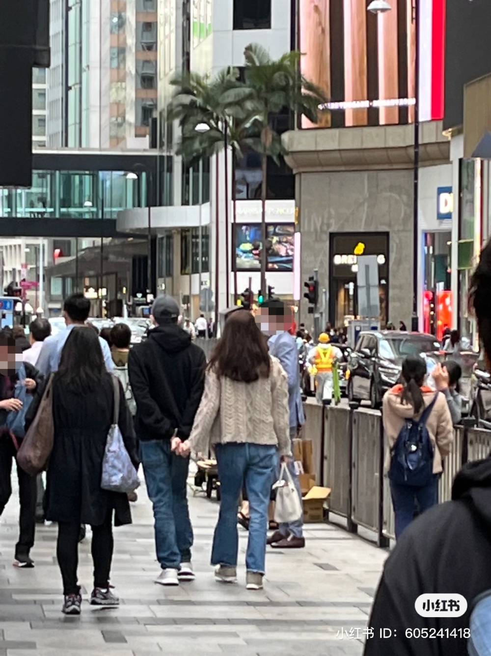 雖然照片淨係影到佢哋嘅背影,但從張智霖拖住靚靚隻手背喺背後呢個獨特嘅拖手方式