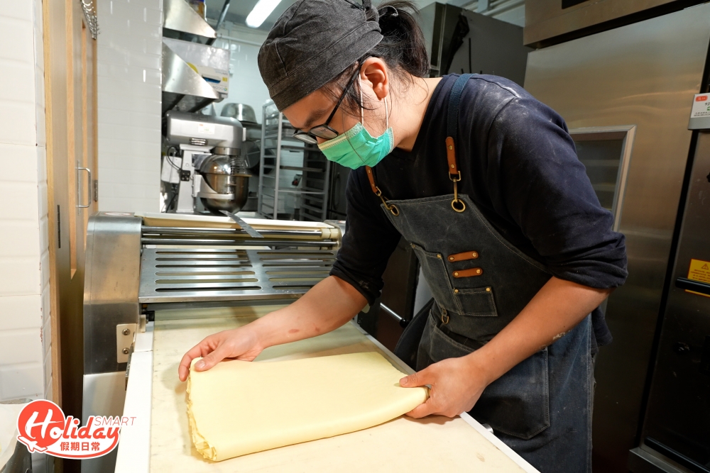 店主從小到大對烘焙非常有興趣，畢業後直接投身烘焙界，更特意修讀日本鳥越製粉廠的研修班及藍帶烘焙課程，充滿精益求精的匠人精神。