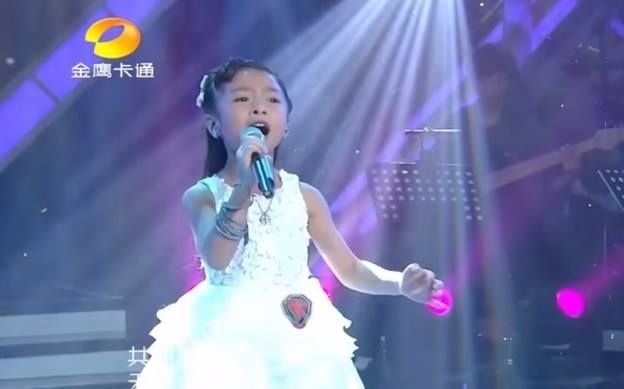 Celine自細就有豐富嘅演出經驗，出演內地兒童歌唱節目時已備受關注