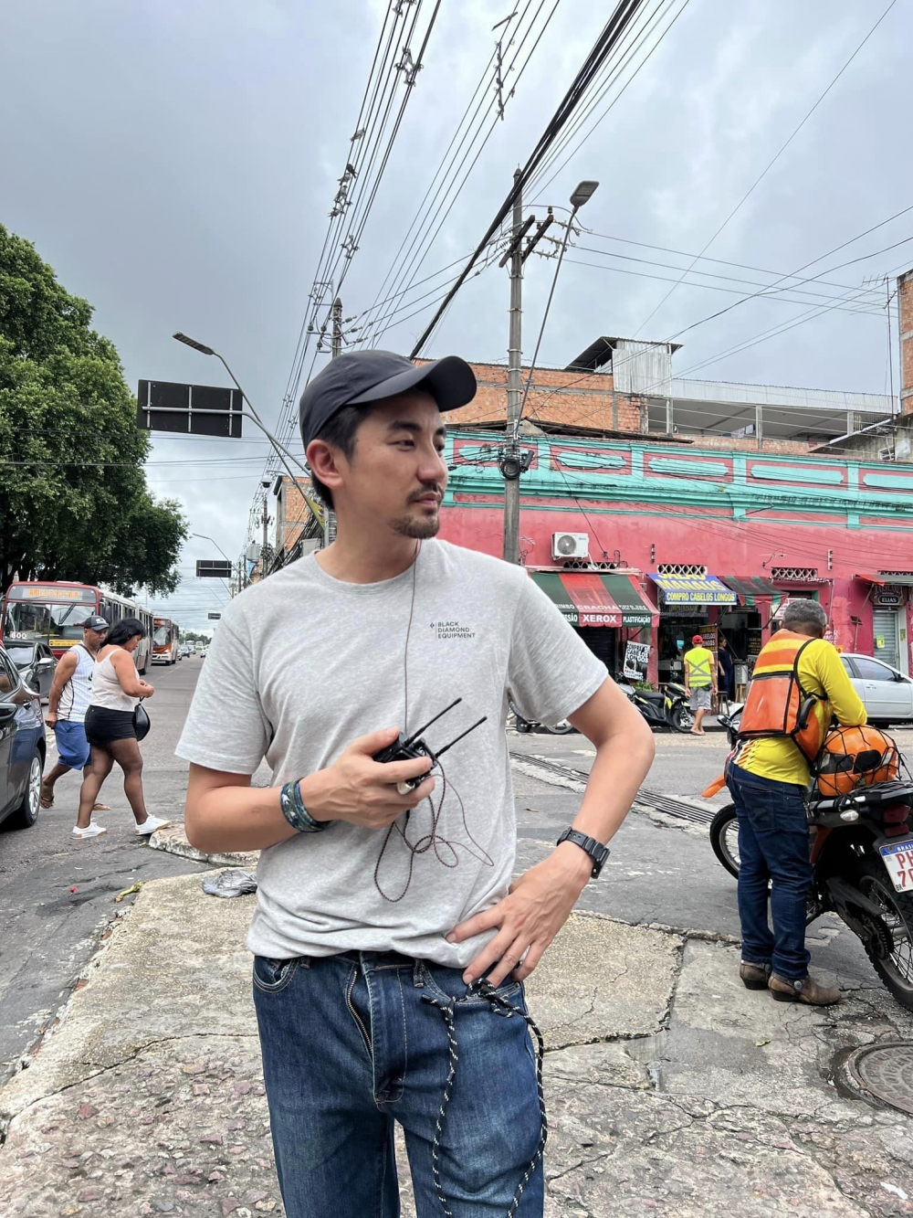 洪永城post咗張「唔記得拉褲鏈」嘅相。