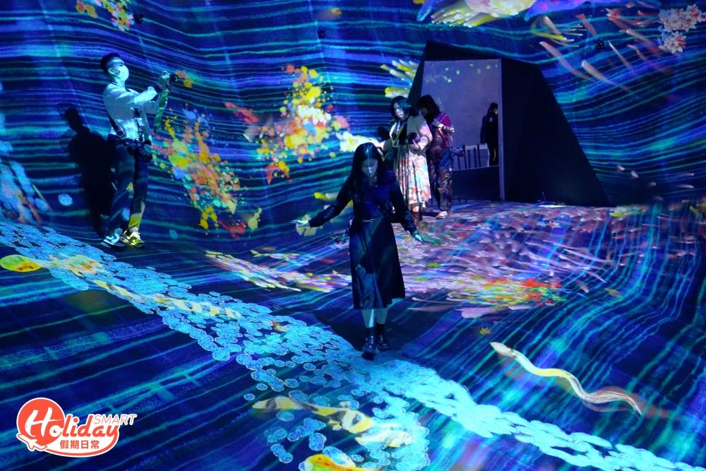 另外場內有不少高低不平的地面，穿著平底鞋或波鞋就更方便。最後，部分展館會以鏡面地面為設計，女士最好不要穿著短裙，以免走光。