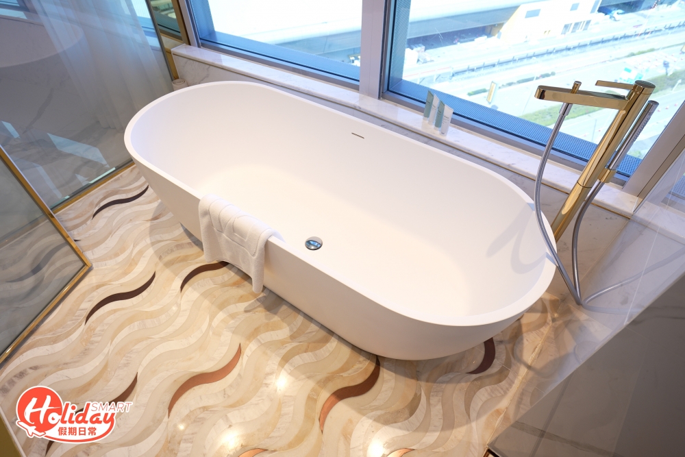 設有兩個廁所和浴室，其中房間內的浴室更是浴缸，可以望著海景浸浴。