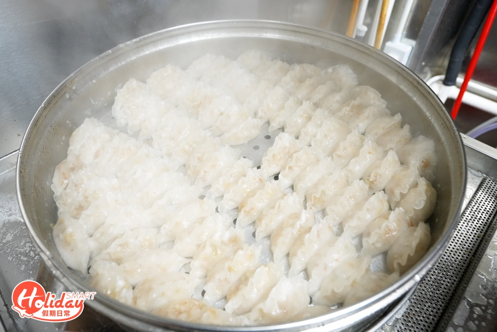 家鄉粉果同樣是心機之作,由炒餡、搓粉果皮、包餡到摺瓣,全人手製作,工序多而繁複,每日要包成千個,少點功夫也不行,煙韌的外皮包裹著沙葛、芹菜、菜甫、蝦米和豬肉等,但就沒有花生。