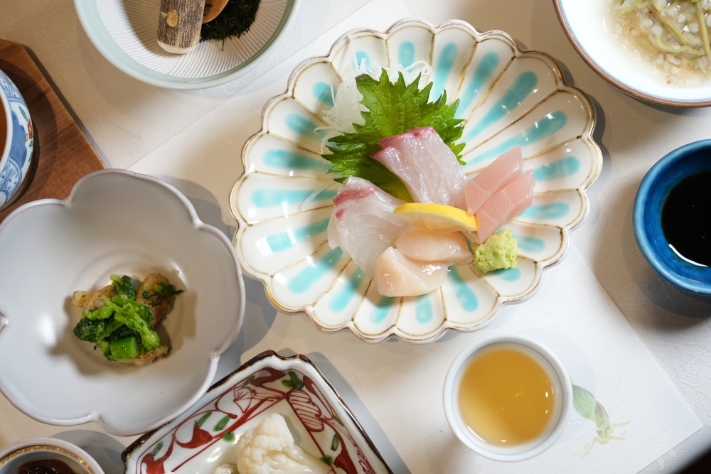 提供嘅會席料理用上大量九州當地嘅食材,部分料理都有加入嬉野茶葉入饌