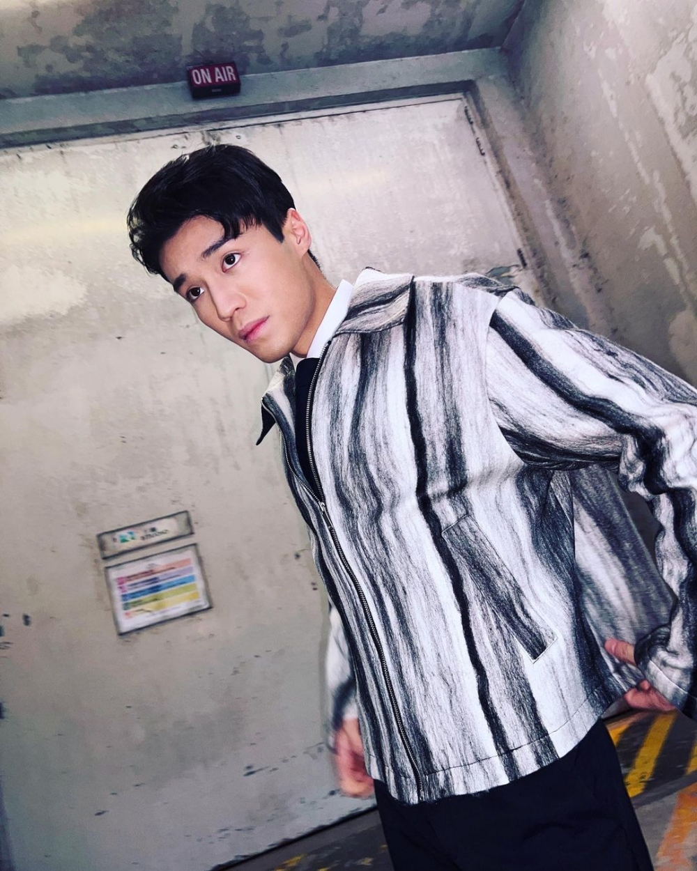 從丁子朗公開嘅IG相可見，丁子朗嘅鼻樑又直又高，非常搶眼