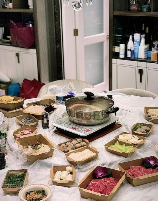 大理石飯枱同前夫鄺港智哥哥早前喺IG公開嘅屋企相十分相似