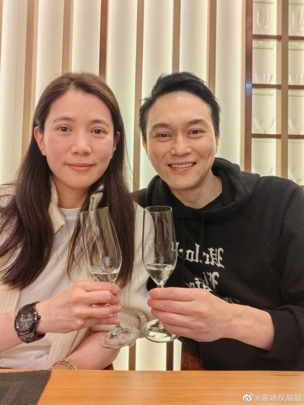 靚靚喺微博晒出慶祝結婚22週年嘅夫妻合照。