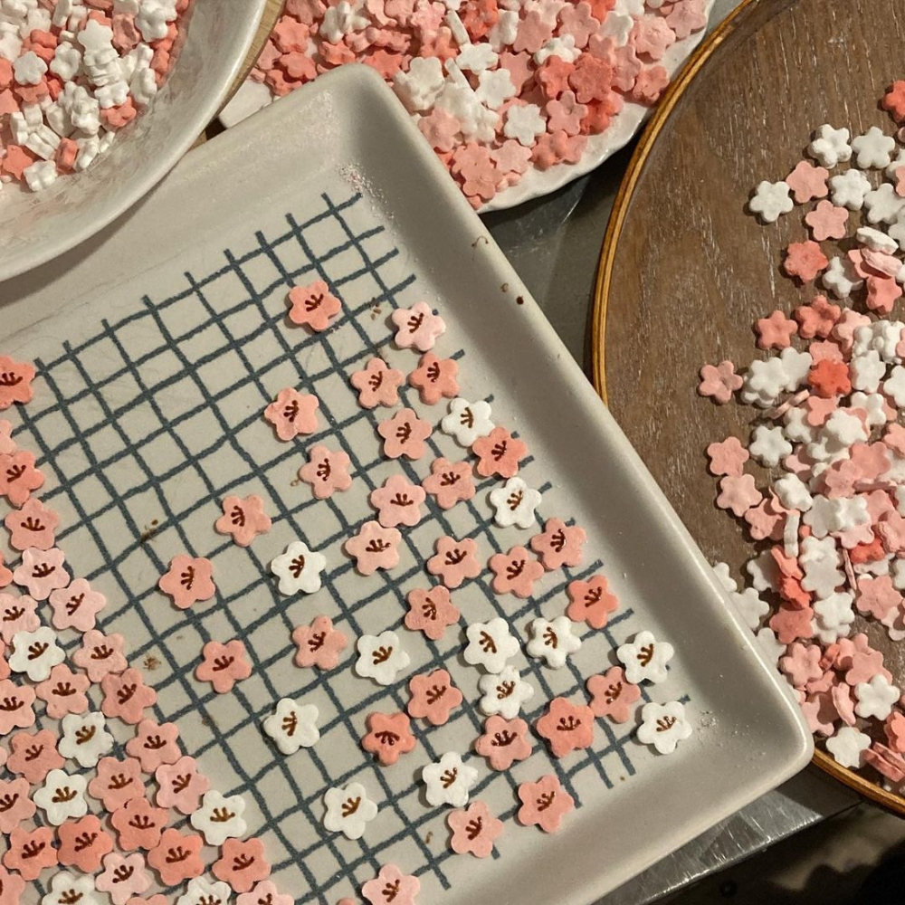 店家自製的櫻花糖片～
