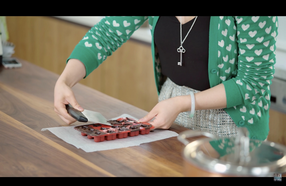 刮除模具表面上多餘的朱古力~