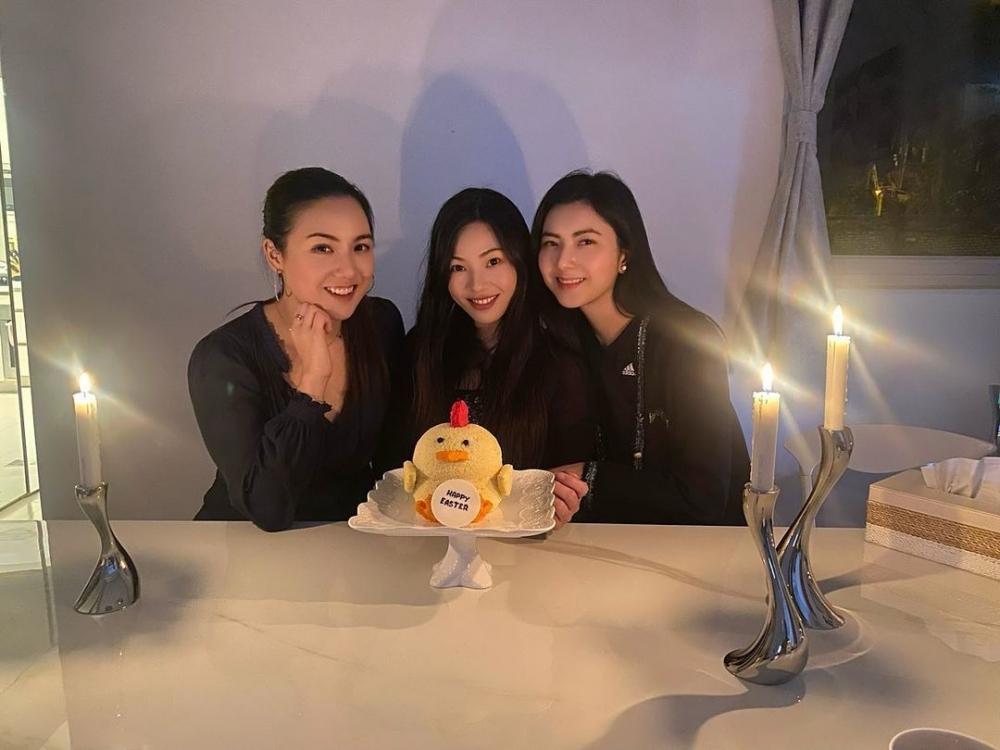 從Chris嘅IG可見佢兩位閨蜜年齡層都係30歲左右,相信Chris年紀應該與好友相仿。