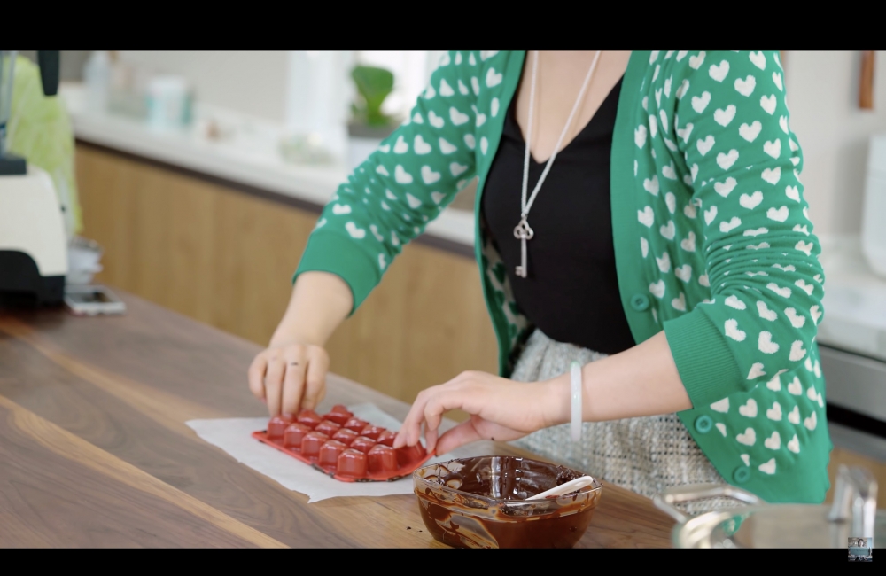 將模具倒轉放在烘培紙上靜置。