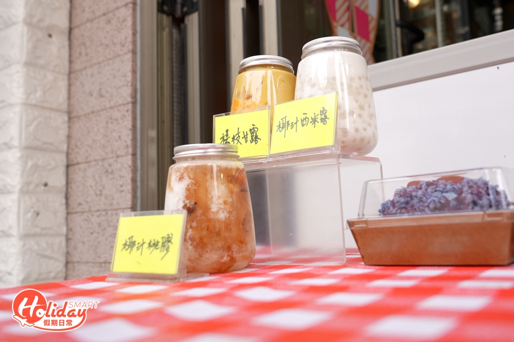 另外還有輕便裝的糖水，如楊枝甘露、椰汁桃膠及椰汁西米露等，只要插上枝飲管就可享用，喝起來夠方便。