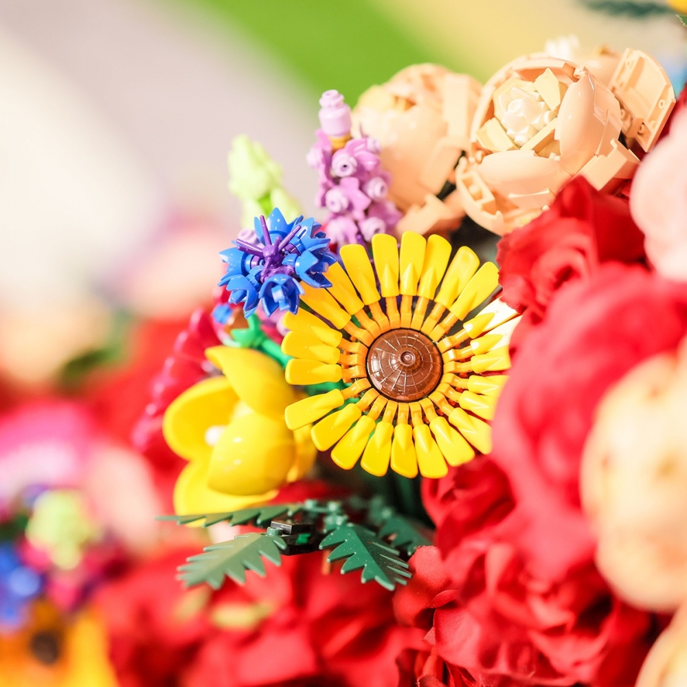 以LEGO®「10313野花花束」拼砌而成的花藝裝置！