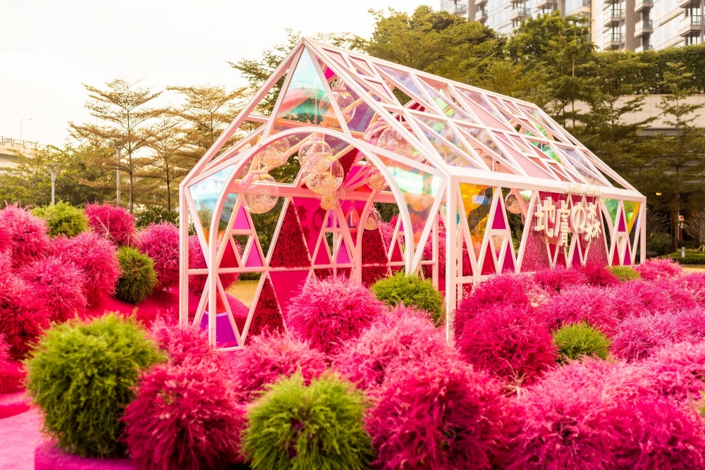 紅波波草園中的玻璃教堂，打卡一流～