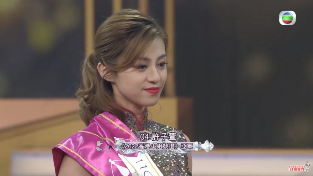 忍唔住露出勉強嘅笑容