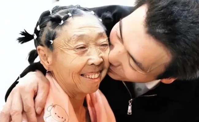 之前嘅短片中就有人指李玉成不停要求已逾80歲嘅妻子拍手畀反應,直斥佢當馬玉琴係搖錢樹。