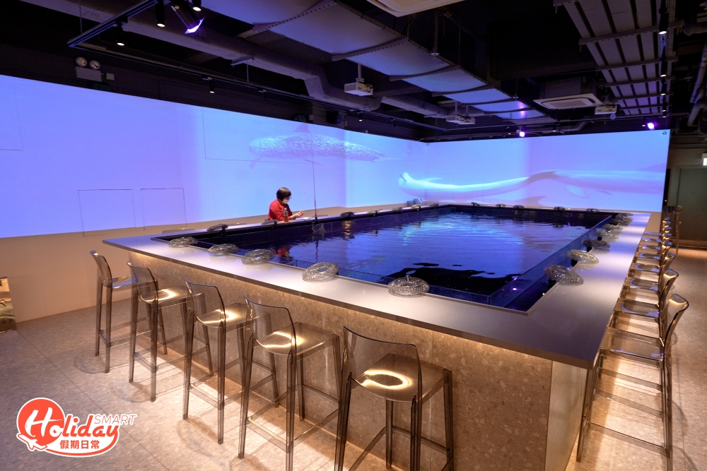 以深藍色和銀色為設計，設有特大投射屏幕，讓大家享受沉浸式釣蝦體驗，場內有兩個大蝦池，最多可同時容納100個人。