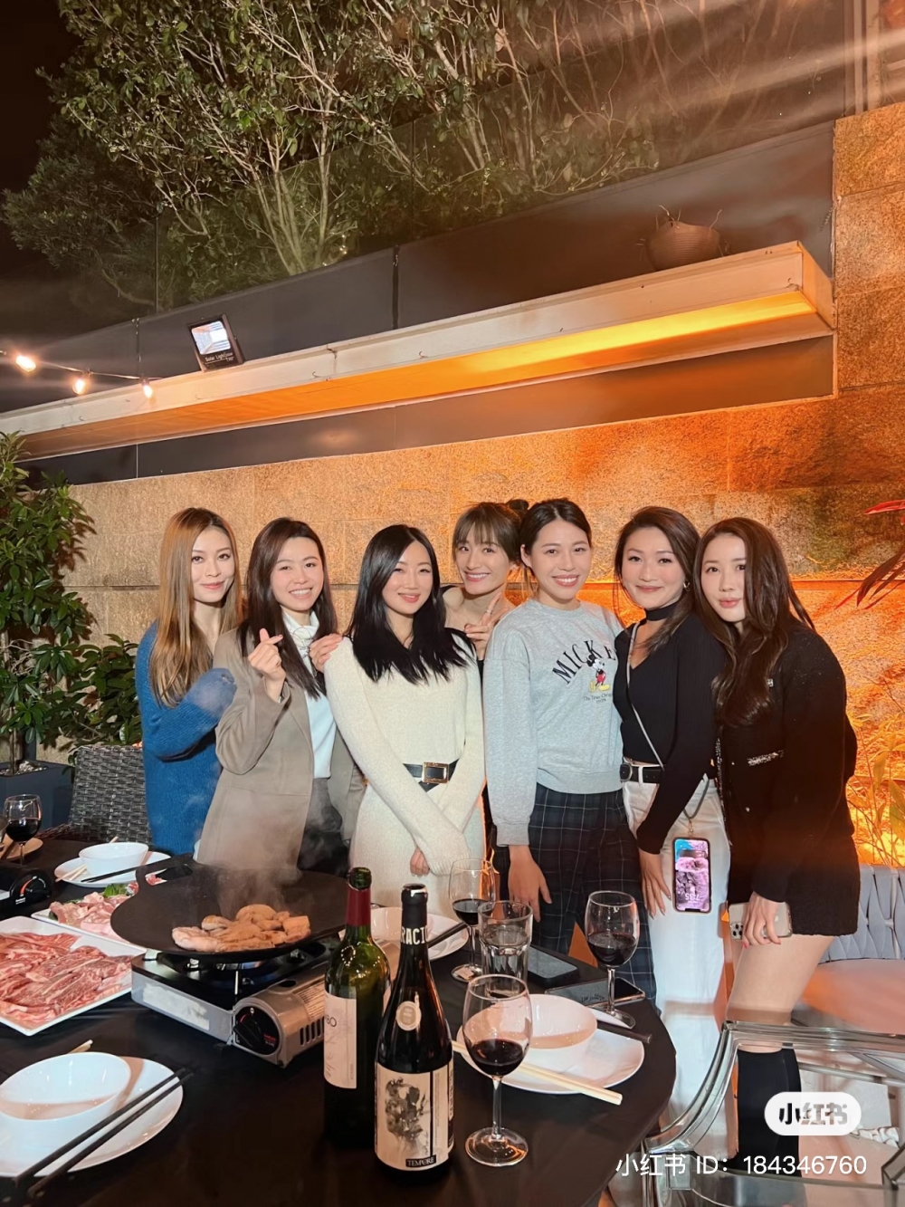 從佳麗們公開嘅相片嚟睇,佢哋喺花園BBQ