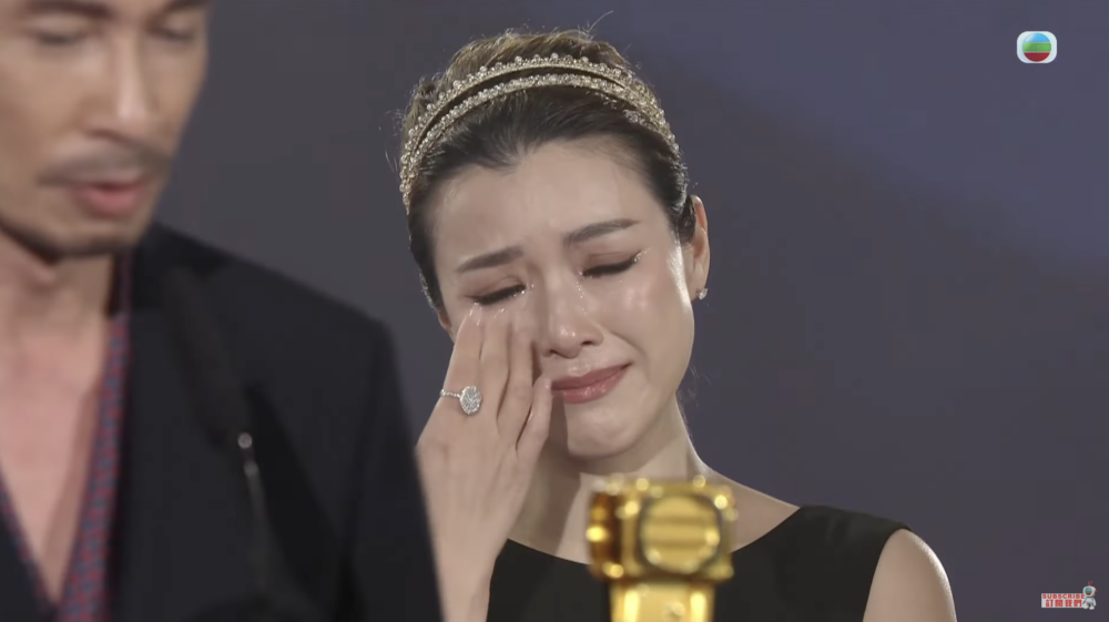 宣布老公陳豪得獎後有份頒獎嘅陳茵媺更喺台上哭成淚人