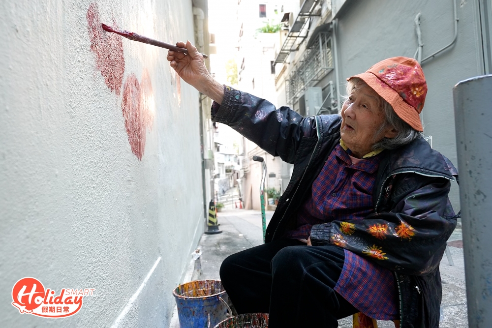 現時已92歲的花婆婆是西貢客家人,她的名字的由來源於婆婆年幼時已與花結下緣份,而且從小已對畫畫有濃厚興趣,但因家庭環境不許下只好一直等機會。
