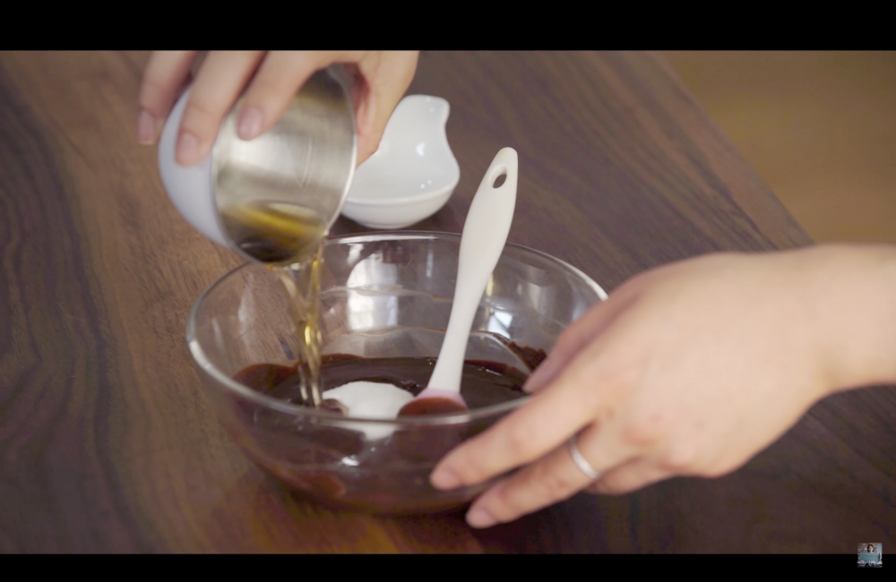 攪拌至水與朱古力完全融合後，加入糖和威士忌。