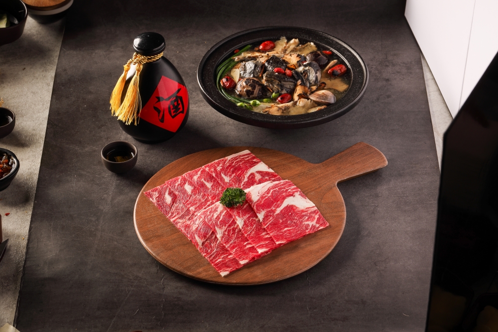 「爆爆鍋火鍋套餐」由健康的素菜鍋，到肉質細嫩的澳洲和牛都有！當中包括主食、湯鍋，配上珍珠飯、寬粉或米粉。