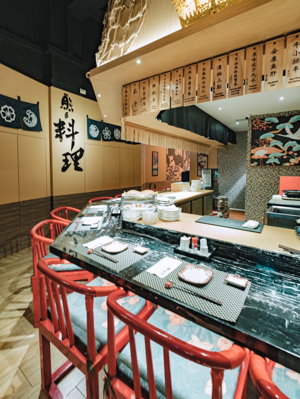 深水埗被稱為文青勝地，聚集不少特色咖啡店，當中亦有本土特色美食，如牛腩粉麵、豆腐花、懷舊糕點等。