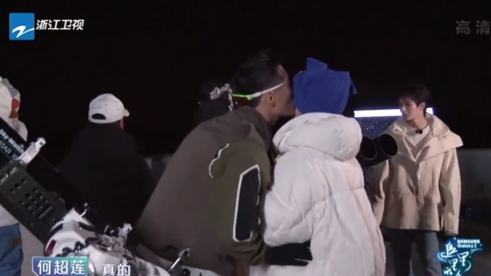 竇驍不顧在場工作人只擁吻超蓮！